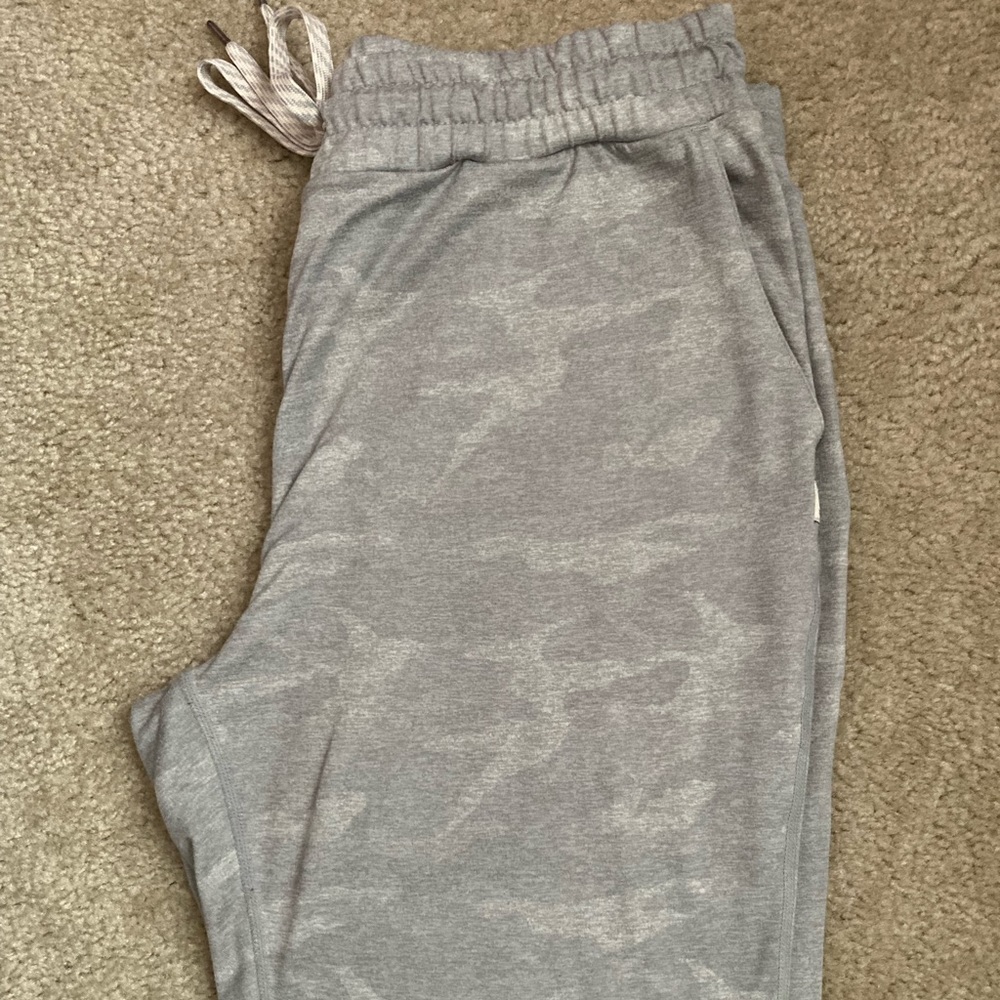 Vuori Heather Gray Camo Joggers medium m